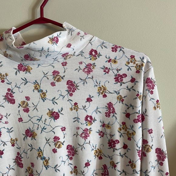 SOLD 🚫 Floral Turtleneck💓 - Picture 2 of 4